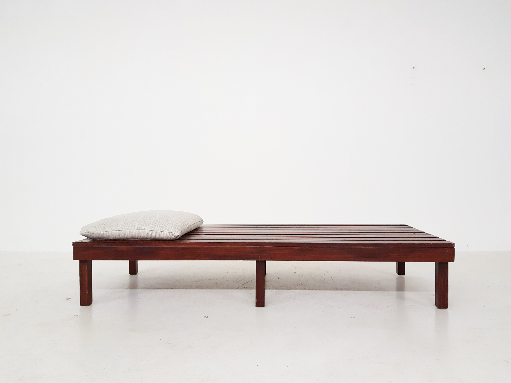 Beds And Daybeds Buy Vintage Design Seating At Zo Goed Als Oud