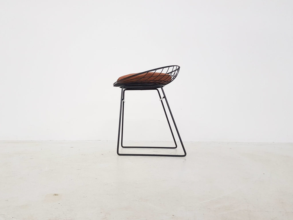 black-metal-wire-stool-cees-braakman-for-pastoe-km05-cognac-leather-cushion-for-sale_3